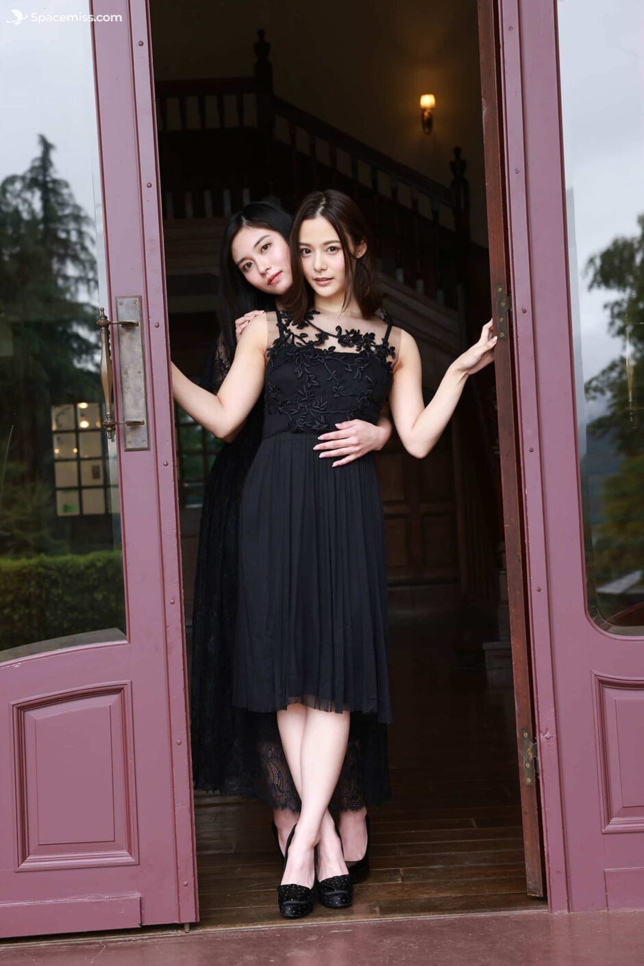 spacemiss.com-8woman-吉高寧々×五十嵐なつ-16 (1)